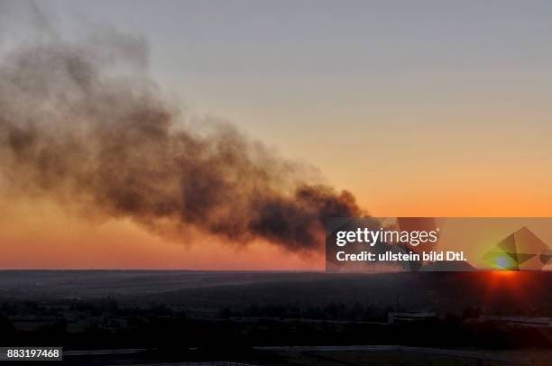 Ukraine, das Donezbecken, Kurzform Donbass, Gebiet Donezk, Gorlowka , Landschaft nahe der Stadt, Silhouette einer Bergehalde und eine Rauchfahne,...