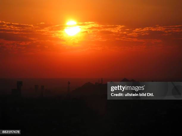 Ukraine, das Donezbecken, Kurzform Donbass, Gebiet Donezk, Gorlowka , Landschaft nahe der Stadt, Silhouetten der Bergehalden und Schachtanlagen,...