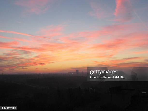 Ukraine, das Donezbecken, Kurzform Donbass, Gebiet Donezk, Gorlowka , Landschaft nahe der Stadt, Silhouetten der Bergehalde des Bergwerks W. I. Lenin...