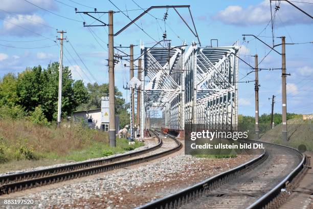 Ukraine, das Donezbecken, Kurzform Donbass, Gebiet Donezk, Rajon Artjomowsk, Eisenbahnbrücke über den Fluss Sewerski Donez nahe des Ortes Dronowka