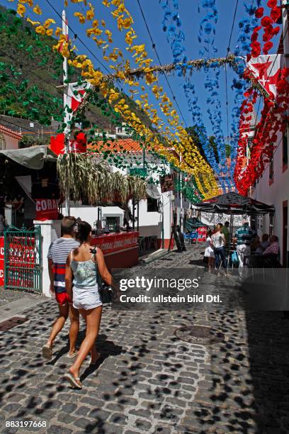 Junges Paar bummelt durch die festlich geschmückte Altstadt von Sao Vicente, Madeira, Portugal