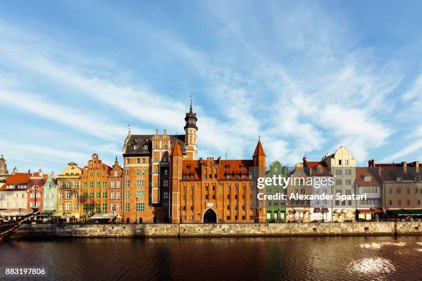 old houses at the motlawa river waterfront, gdansk, poland - poolse cultuur stockfoto's en -beelden