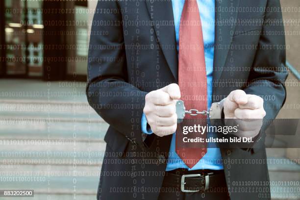 Geschäftsmann mit Handschellen und Daten im Hintergrund