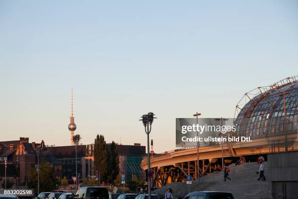 Blick vom Hauptbahnhof Berlin auf den Fernsehturm in der Abenddämmerung