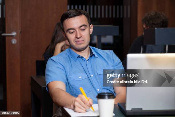 Gelangweilter Student in Bibliothek