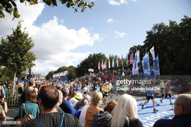 Berlin, Deutschland, am , Läufer und Zuschauer auf der Tribüne beim 42. Berlin-Marathon kurz vorm Ziel