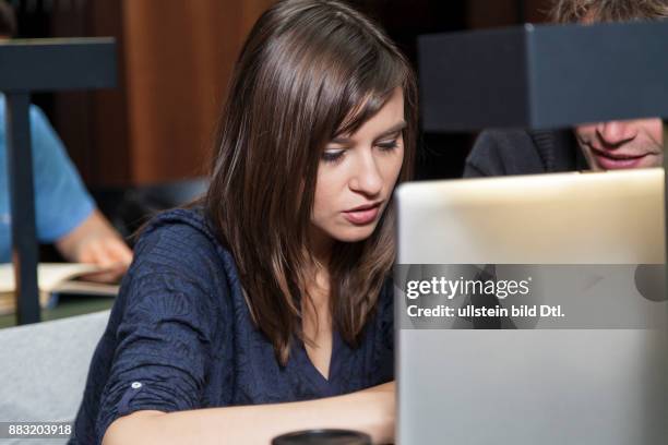 Zwei Studenten lernen zusammen in Bibliothek