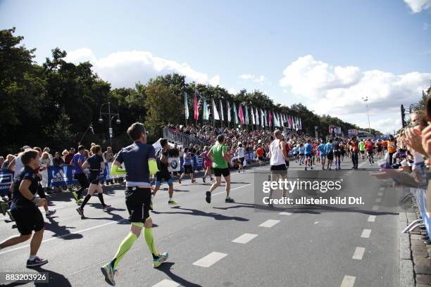 Berlin, Deutschland, am , Läufer und Zuschauer auf der Tribüne beim 42. Berlin-Marathon kurz vorm Ziel