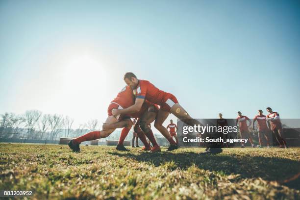 action de rugby - rugby tackle photos et images de collection