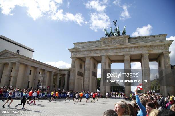 Berlin, Deutschland, am , Läufer auf dem 42. Berlin-Marathon auf der Strecke am Brandenburger Tor
