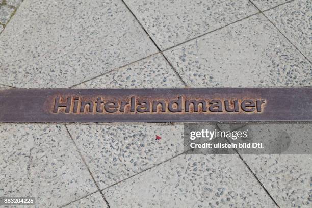 Schriftzug hinterlandmauer auf dem Bürgersteig Nähe Bernauer Straße der Ausstellung Gedenkstätte berliner mauer in Berlin Mitte