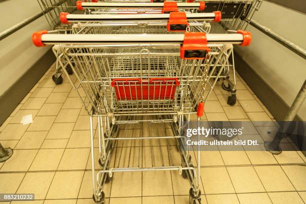 Einkaufswagen im Supermarkt