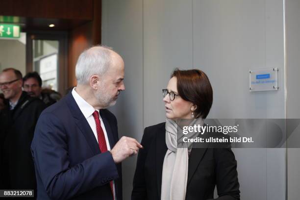 Berlin, : Annette Widmann-Mauz und Thomas Reumann vor dem Kongress "Vereinbarkeit von Beruf und Angehörigenpflege für Beschäftigte im Krankenhaus" im...