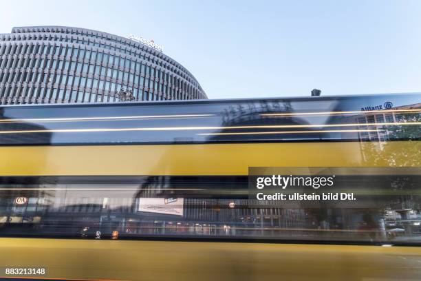 Buslinie in Langzeitbelichtung am Kurfürstendamm in Berlin