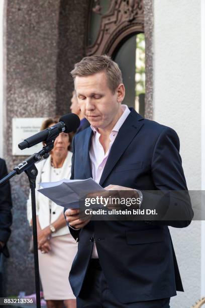 Tobias Rüther bei der Enthüllung der Gedenktafel für David Bowie an der Hauptstraße in Berlin am