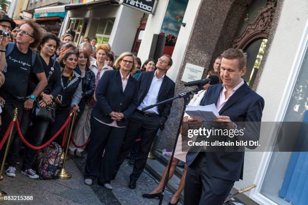 Tobias Rüther bei der Enthüllung der Gedenktafel für David Bowie an der Hauptstraße in Berlin am