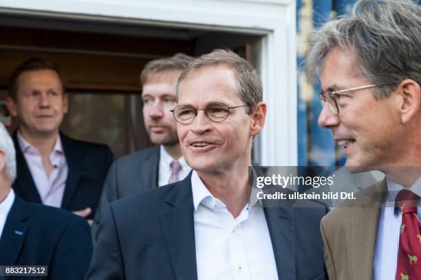 Michael Müller regierender Bürgermeister in Berlin bei der Enthüllung der Gedenktafel von David Bowie