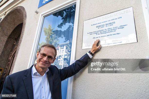 David bowie gedenktafel berlin wohnhaus hauptstraße bürgermeister müller tafel enthüllung berliner haus schöneberg 2016