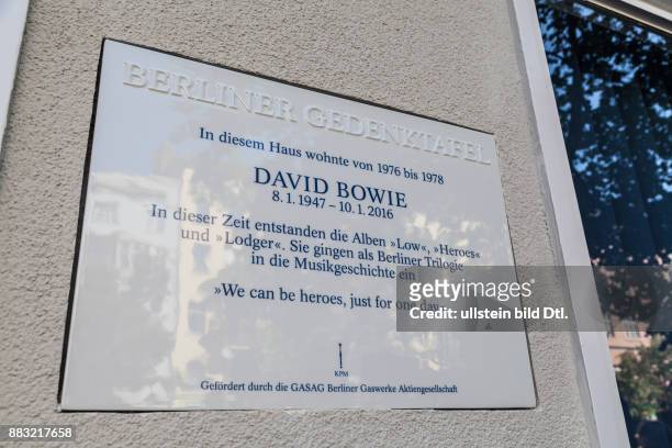 David bowie gedenktafel berlin wohnhaus hauptstraße bürgermeister müller tafel enthüllung berliner haus schöneberg 2016