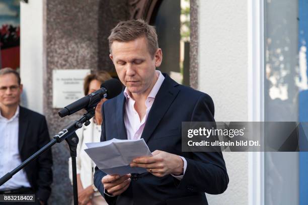 Tobias Rüther bei der Enthüllung der Gedenktafel für David Bowie an der Hauptstraße in Berlin am