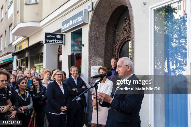 Eduard Meyer bei der Enthüllung der Gedenktafel für David Bowie an der Hauptstraße in Berlin am