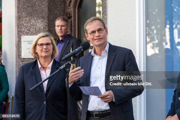 Bürgermeister Müller und Bezirksbürgermeisterin Angelika Schöttler bei der Enthüllung der Gedenktafel für David Bowie an der Hauptstraße in Berlin am