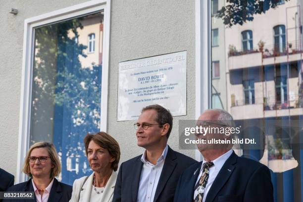 Enthüllung der Gedenktafel für David Bowie an der Hauptstraße in Berlin am