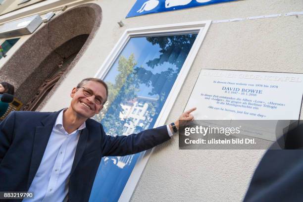 David bowie gedenktafel berlin wohnhaus hauptstraße bürgermeister müller tafel enthüllung berliner haus schöneberg 2016