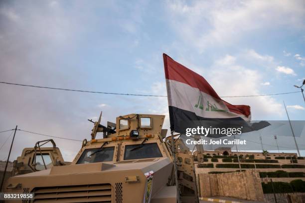 iraqi mrap vehicle at nabi yunus shrine in mosul, iraq - todas as bandeiras do médio oriente imagens e fotografias de stock