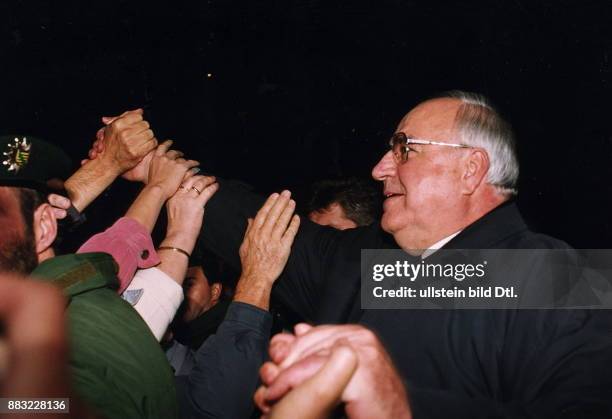 Dr.phil., Politiker, CDU, D - der Bundeskanzler bei einer Wahlkampfkundgebung in Leipzig. Kohl schüttelt jubelnden Anhängern die Hände.