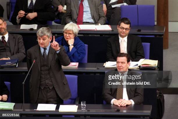 Politiker, Bündnis 90 / Die Grünen, D Bundesaussenminister 1998- Fischer beantwortet während der 142. Plenarsitzung im Deutschen Bundestag Fragen zu...