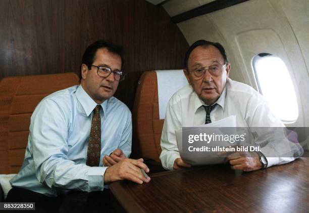 Jurist, Politiker, FDP, D gemeinsam mit seinem Amtsvorgänger Hans-Dietrich Genscher in einem Flugzeug.