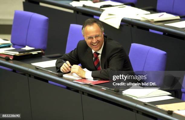 Politiker, SPD, D Bundesfinanzminister 1999- auf der Regierungsbank des Reichstags während einer Debatte zur Steuerreform - Berlin,