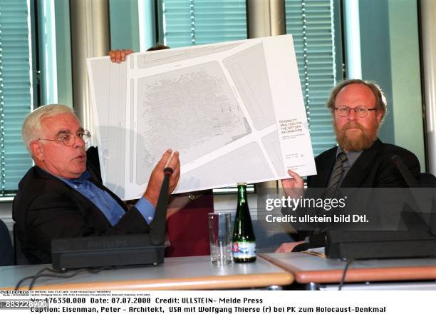 Architekt, Hochschullehrer USA auf einer Pressekonferenz zum Holocaust-Denkmal mit dem Bundestagspräsident Wolfgang Thierse zeigen einen Plan des...