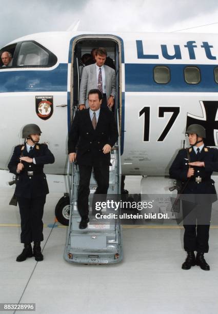 Jurist, Politiker, FDP, D Bundesaußenminister Klaus Kinkel verläßt das Flugzeug der Flugbereitschaft zum Besuch des Jagdbombergeschwaders in Lechfeld.