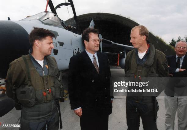 Jurist, Politiker, FDP, D Bundesaußenminister beim Besuch von ECR - Tornado - Piloten in Lechfeld im Vorfeld des UNO Einsatzes in Bosnien.