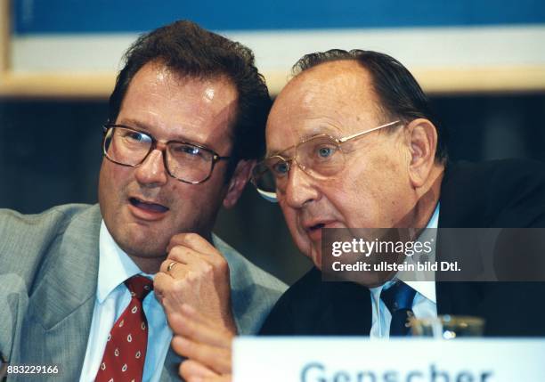 Jurist, Politiker, FDP, D Bundesaußenminister gemeinsam mit seinem Amtsvorgänger Hans-Dietrich Genscher - miteinander im Gespräch.