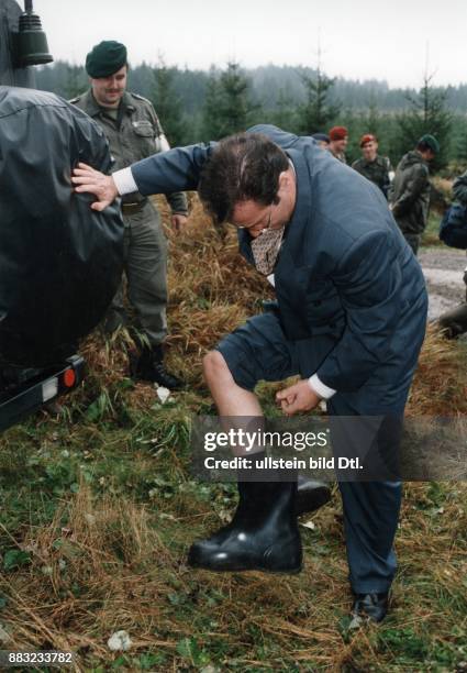 Politiker, FDP, D zieht Überschuhe an bei einem Besuch beim Jägerregiment 57 der Bundeswehr in Schneeberg