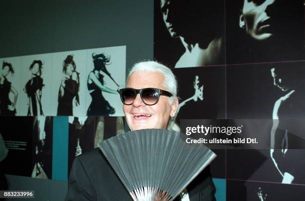 Lagerfeld, Karl *- Modedesigner, D - vor seiner Fotoausstellung in Koeln, die im Rahmen der Photokina 1996 stattfand