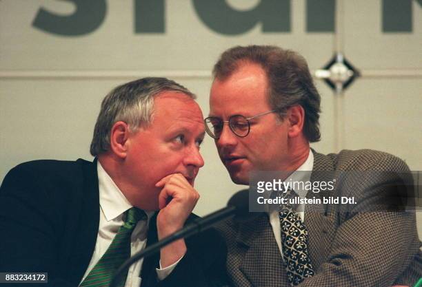 Lafontaine, Oskar *- Politiker, D - unterhaelt sich mit Rudolf Scharping, Fraktionsvorsitzender der SPD im Deutschen Bundestag, waehrend der...