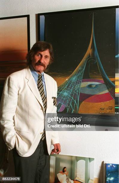 Luigi Colani *- Konstrukteur, Designer, Schweiz Konstrukteur, Designer; D / CH - präsentiert eines seiner Werke