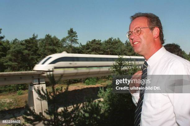 Politiker, SPD, D - Fraktionsvorsitzender der SPD im Deutschen Bundestag - besichtigt die Transrapid-Versuchsanlage in Lathen im Emsland