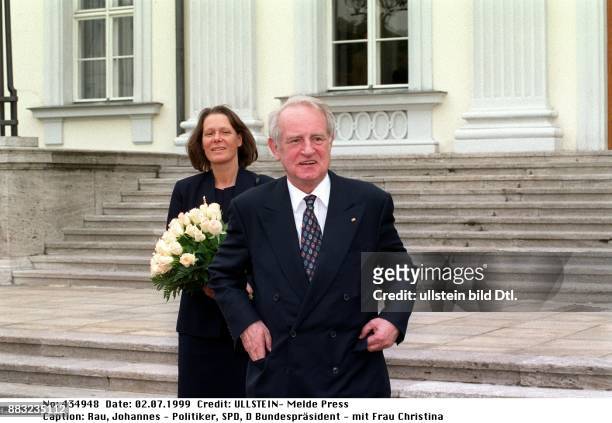 Politiker, SPD, D Bundespräsident - mit Frau Christina vor dem Schloss Bellevue in Berlin