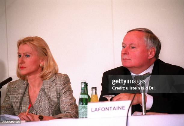 Lafontaine, Oskar *- Politiker, D - stellt mit seiner Frau Christa Mueller ihr gemeinsames Buch 'Keine Angst vor der Globalisierung' vor