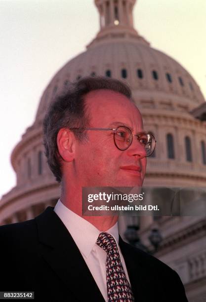 Politiker, SPD, D - Bundesverteidigungsminister - Porträt während seiner Reise in die USA, im Hintergrund das Capitol in Washington