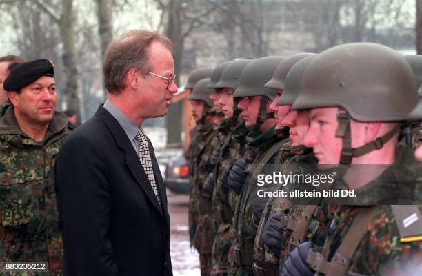 Politiker, SPD, D - Bundesverteidigungsminister - mit deutschen Soldaten der SFOR in Bosnien-Herzegowina