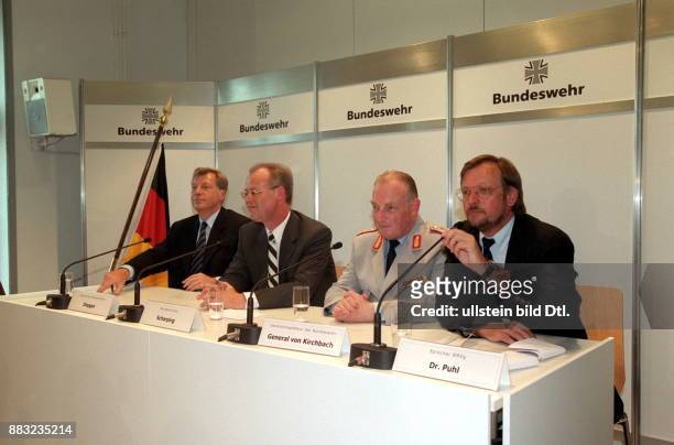 Politiker, SPD, D Bundesverteidigungsminister - während der Pressekonferenz zum Öffentlichen Gelöbnis in Berlin vom 20.07.99; v.li.: Eberhard...