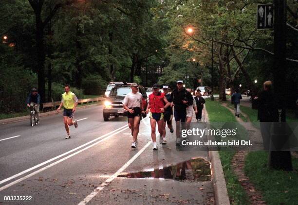 Politiker, Bündnis 90 / Die Grünen, D - Bundesaussenminister - Fischer beim Jogging im Central Park - New York / USA,