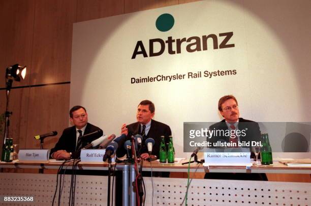 Manager, D Vorsitzender der ABB Daimler-Benz Transportation GmbH - Daimler Chrysler Rail Systems - anlässlich einer Pressekonferenz zu...