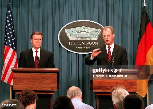 Politiker , D Bundesverteidigungsminister - bei einer Pressekonferenz zusammen mit seinem US-Amtskollegen William S. Cohen im Pentagon, Washington. -